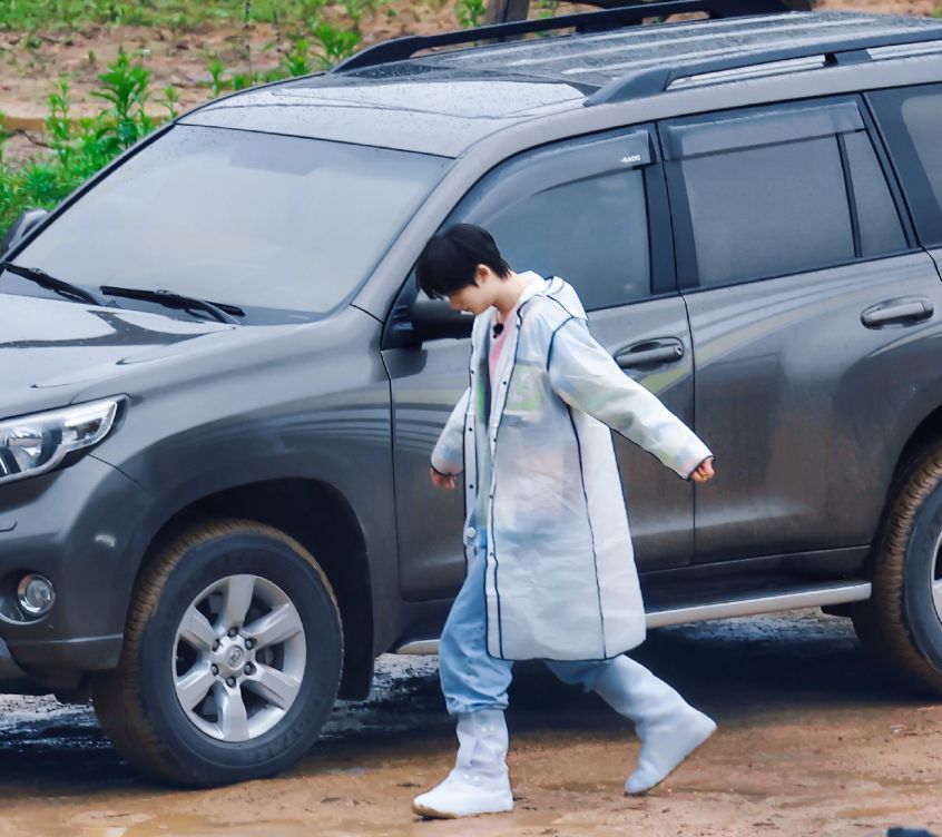 杨幂|《花少4》全员雨衣路透，杨幂表情生无可恋，张凯丽牵小丁好温馨