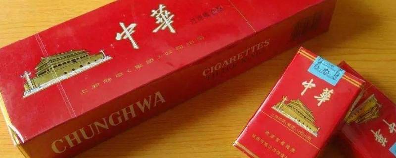 江苏南京,男子因过节要给客户送礼,在一家烟酒店处购买了两条中华香烟和一瓶高度数的茅台酒