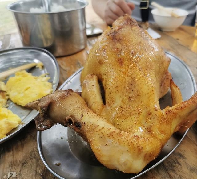 广东大哥来乡下吃饭,200元1盘肉连吃3盘,网友:店家含泪赚100