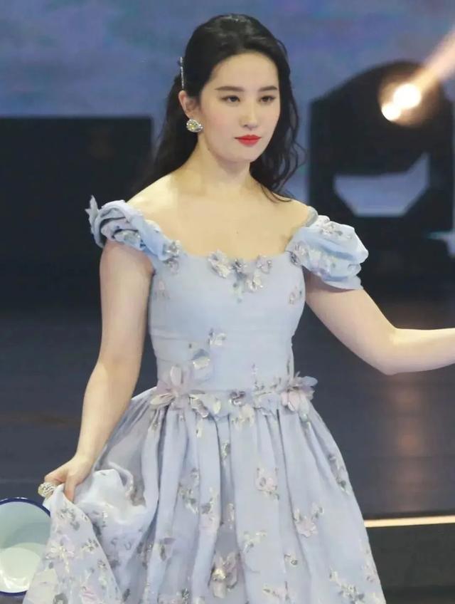 刘亦菲|红毯尴尬瞬间:李冰冰裙摆变抹布,李晨无人搭理