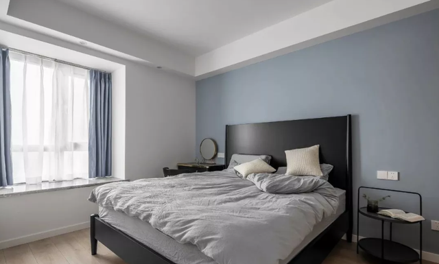 99平日式三居室,影黑参与的简约家居会显得冷静而克制