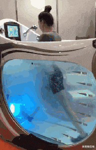 和女上司困在电梯里，女上司看了我一眼说：你想涨工资吗