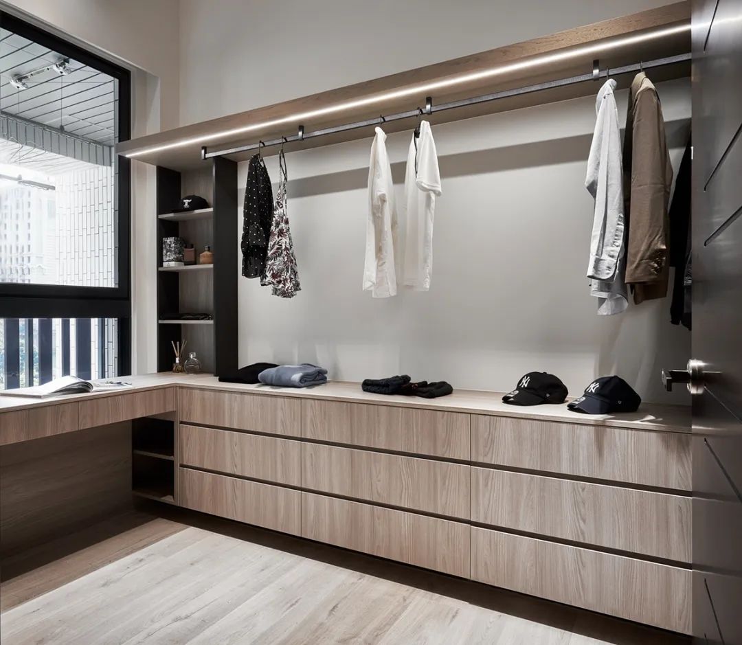 高级灰简约风装修,融入经典装修元素,三居室美翻了