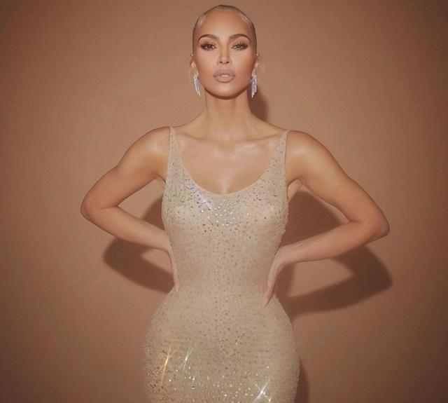 金·卡戴珊|金卡戴珊新造型太吸睛!染成白发+粉色紧身衣,2保镖为她护驾