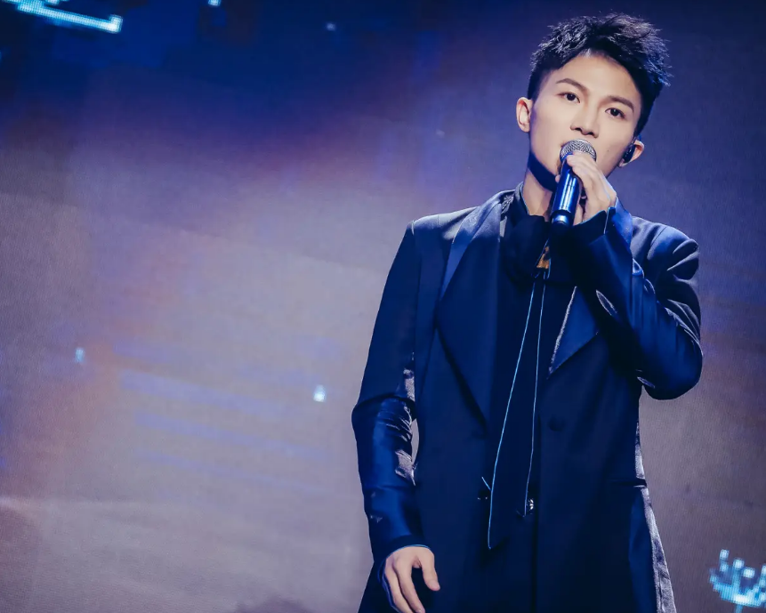 周深|周深演唱《欢乐中国年》,唱出了“欢乐”气氛,及浓厚的年味