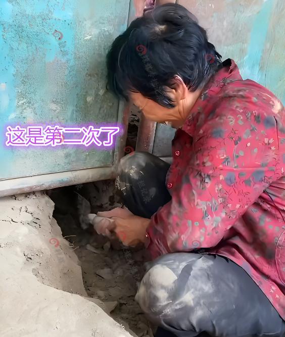 婆婆出门忘带钥匙,巧用铁锨“挖地道”进门,网友:高手在民间