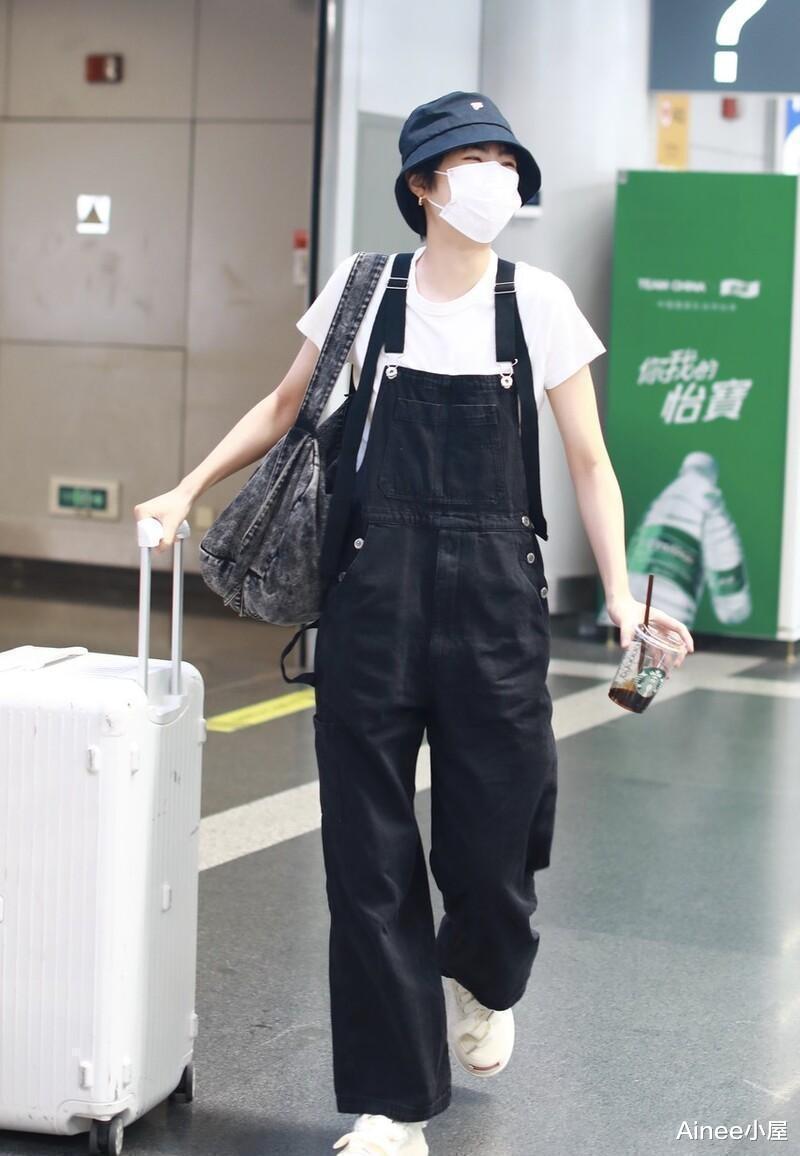穿衣搭配 姚安娜私下穿衣不张扬，T恤配背带裤挺少女，短发显出个性