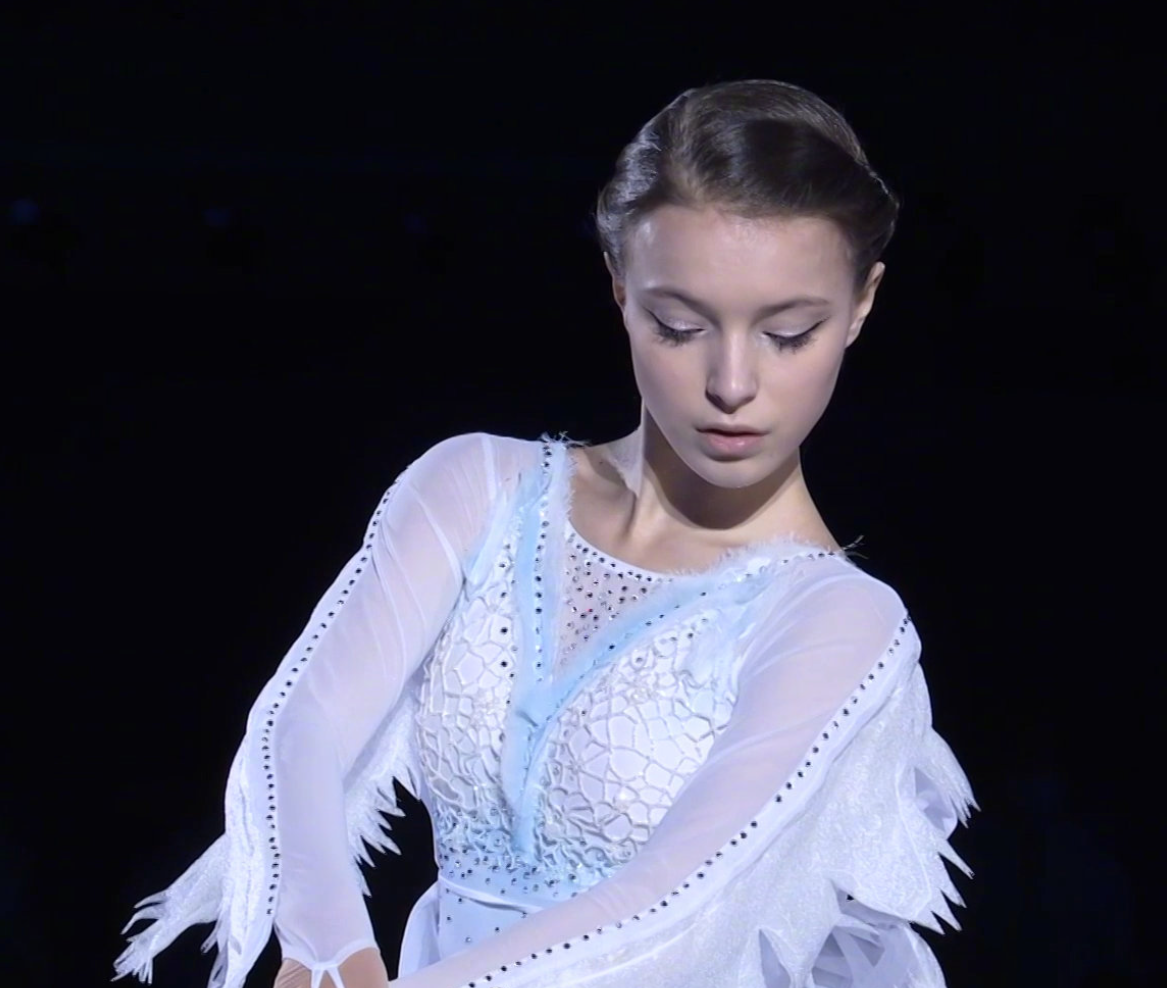 冰墩墩|羽生结弦跪地感谢观众，抱冰墩墩跳舞笑开花，又被柳鑫宇抱住转圈