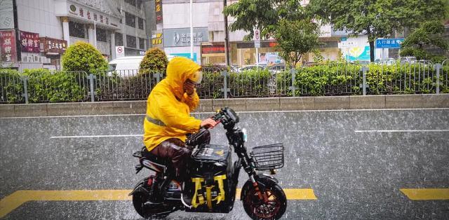 外卖小哥|男子白天太忙想夜钓，雇外卖小哥先去河边打窝，网友：有钱人任性