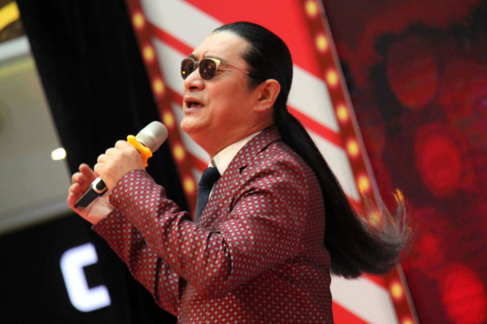 黄安|歌手黄安和友人吃饭，背景音乐播放好日子，疑似开席庆祝安倍身亡