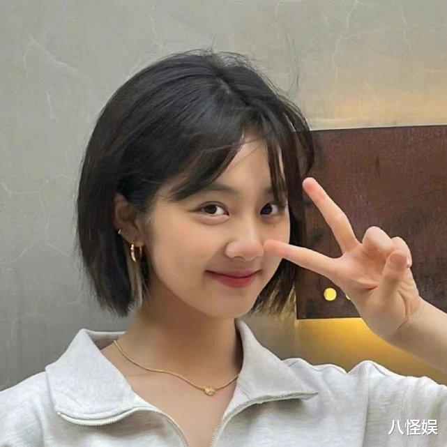 黄磊|黄磊携爱女看展，16岁多多身高直追爸爸，罕穿露脐装自信美丽十足