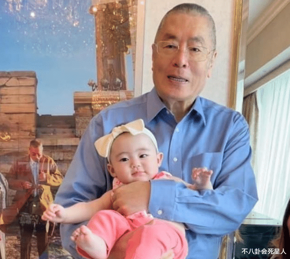 王刚|相差50岁以上的明星父子，张纪中3婚4子69岁当爹，王刚老当益壮