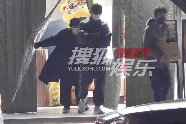 王凯|王凯张佳宁聚餐耳鬓私语开心打闹 饭后又去KTV续局