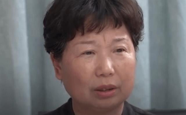 御姐|许敏跟杜新枝都在牡丹花前拍过照，郭威认亲当天采访，很耐人寻味