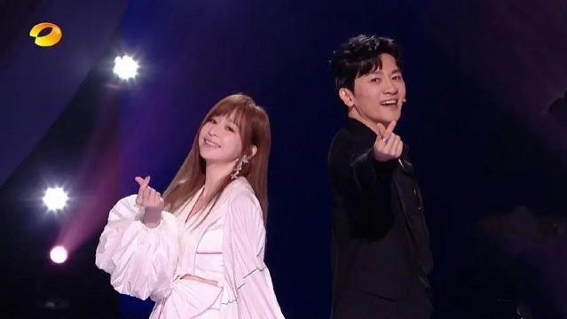 王心凌|跨年晚会演唱BEYOND经典，杨幂唱歌太甜美，王心凌、苏有朋同框回忆杀