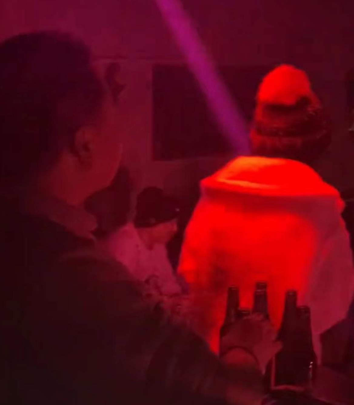 Angelababy|baby杨颖与男星关喆24小时两大瓜:被曝现身酒吧,一起滑雪游玩