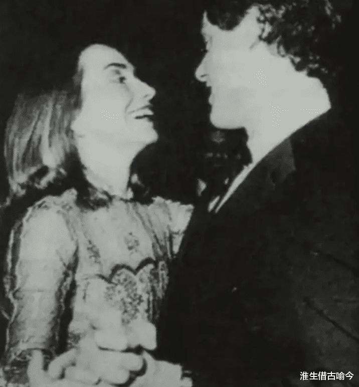 希拉里|希拉里年轻时靠美貌征服克林顿,如今74岁走红毯好臃肿,成胖大妈