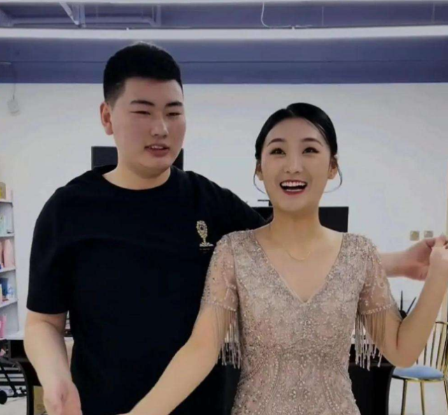 带货|朱小伟事业心大起，穿得不伦不类像去拍戏，网友：地主家的傻儿子