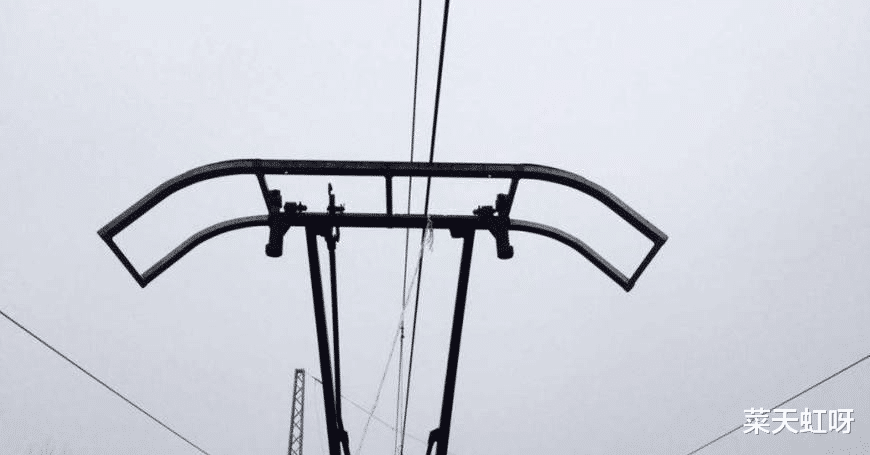 科学知识普及:火车头顶的电线为什么磨不断?