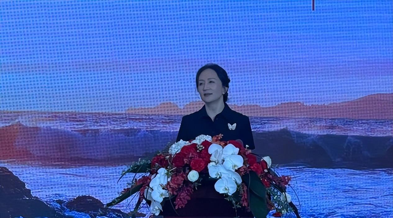萝卜 孟晚舟回国后气场都变了！盘起头发不做铁娘子，温婉打扮年轻十岁