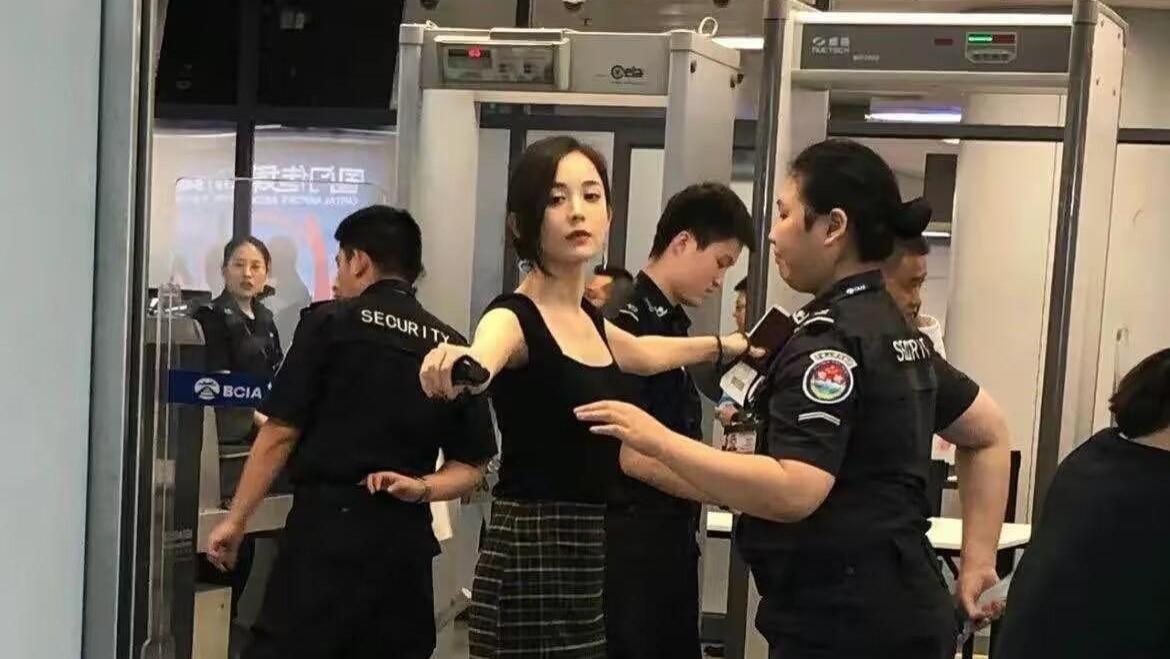 古力娜扎|古力娜扎走机场被偶遇，网友：原来明星私底下也这么美