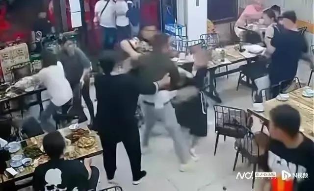 用冷静的思维去思考,这次唐山聚众殴打他人事件