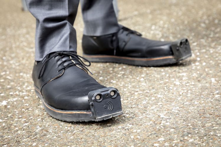 公司开发人工智能控制的鞋子，帮助盲人避开障碍物