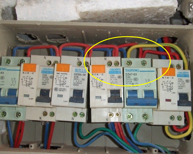 装了漏保，可别忘接这根“生命线”！听老电工说完，才知我家被坑了