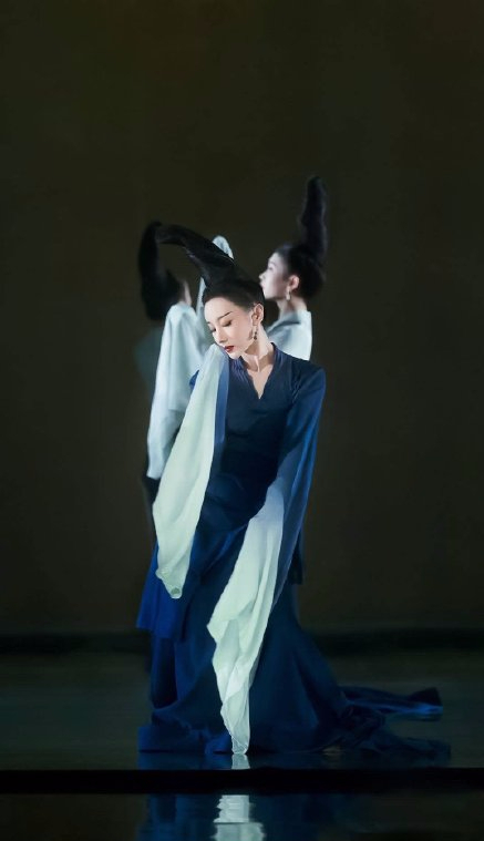 春晚|春晚《只此青绿》领舞小姐姐火了!纤细身姿惹人羡,生活中好软萌