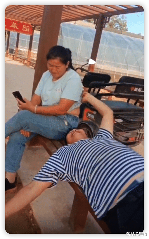 大衣哥行为引争议,室外掀大衣嫂衣服遭批,背部露出身后人来人往