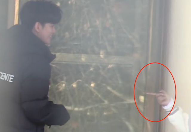 韩红|韩红现身央视春晚彩排!头顶扎小辫身形瘦一圈,穿2年前旧衣好节俭