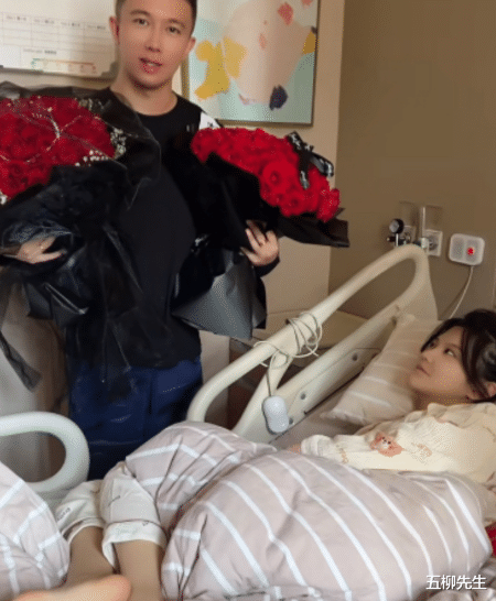 李明霖|恭喜!34岁男星官宣得女,母女平安乐开花,医院门口跪地还愿