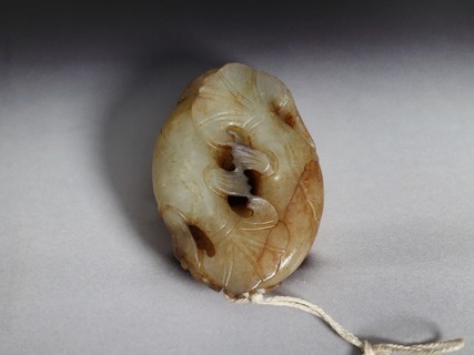 和田玉籽料|舊藏和田玉籽料“年年有余”挂件