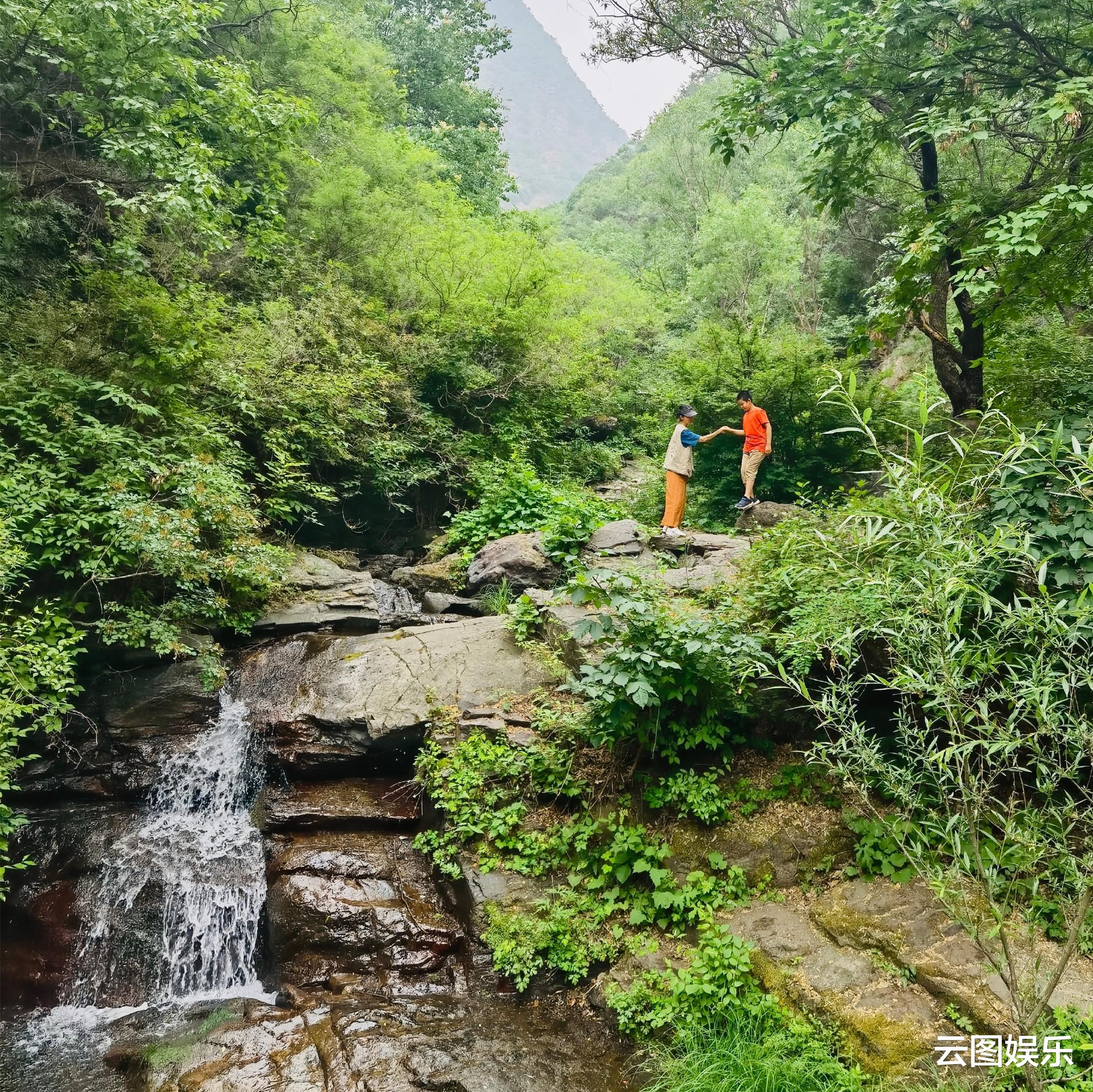 谢兰|谢兰一家三口出游!60岁师小红身材仍健硕,10岁儿子像极了爸爸