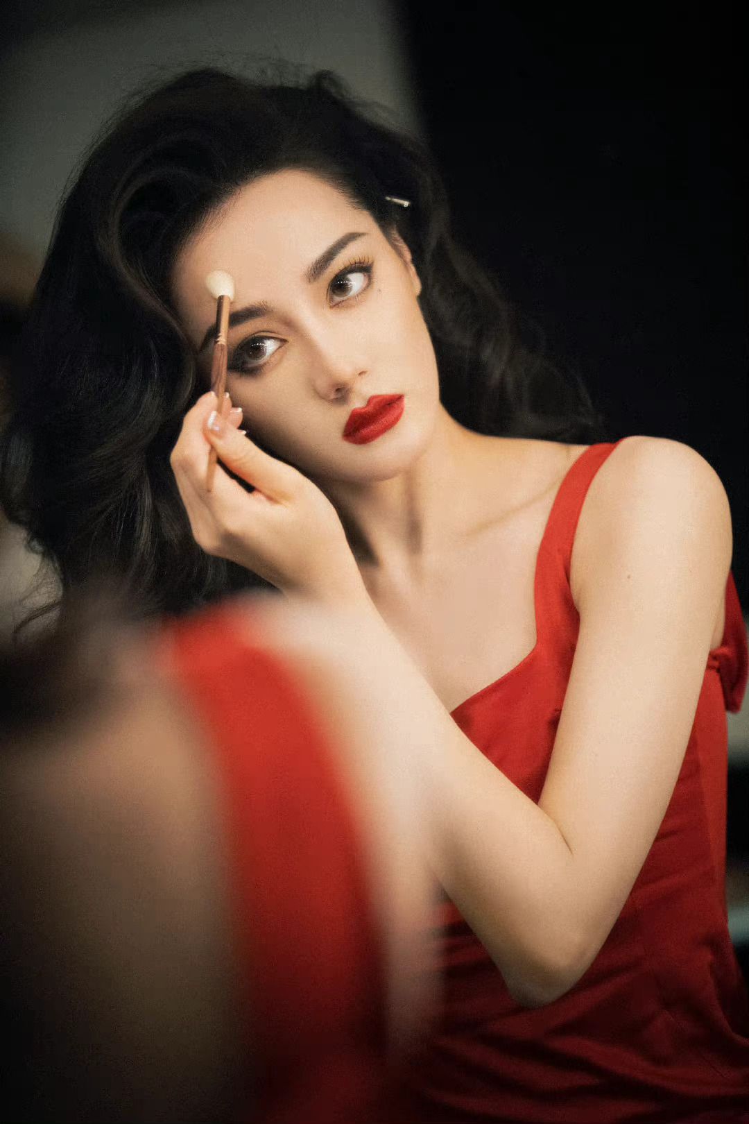 迪丽热巴 迪丽热巴美得不可方物，红唇大眼演绎复古美人，一颦一笑都很养眼