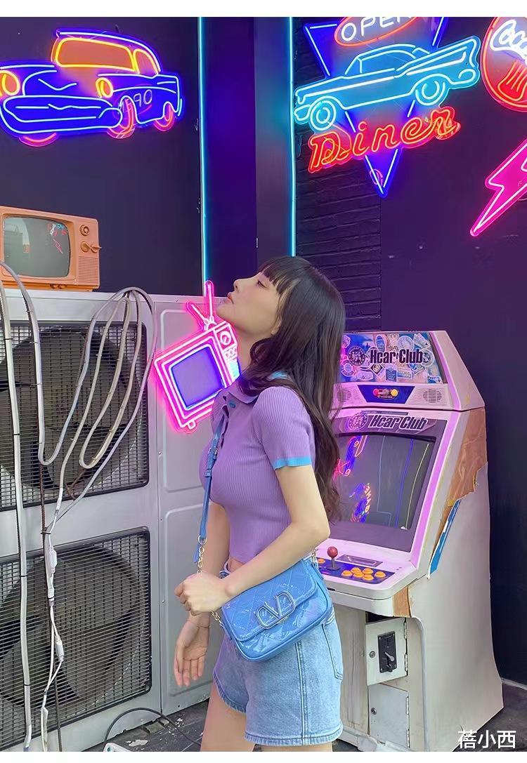 “李小璐”真不像当妈的人,穿紫色针织衫配短裤,身材比少女还好