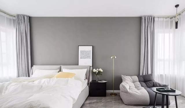 117平现代风三居室入户单独放置换鞋凳,将电视墙做在过道立面