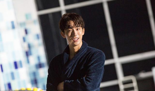 刘德华|《25，21》南柱赫人气爆红！回顾男神腹肌花絮照，雕像身材太可口