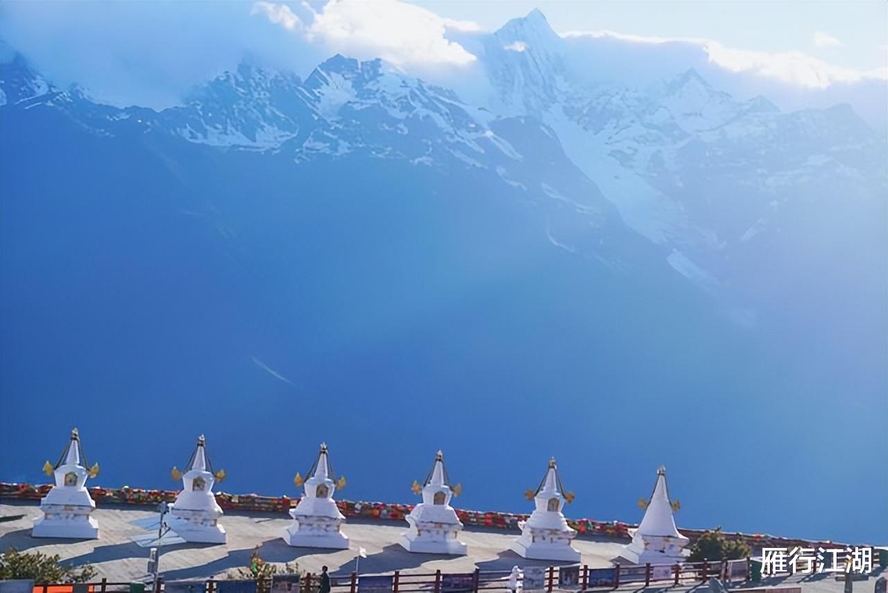 梅里雪山|世界上最凶险的雪山，位于云南，日照金山是摄影人梦寐以求的画面