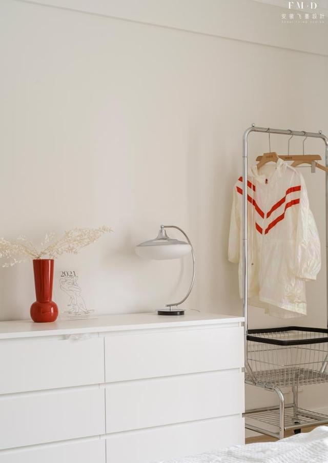 现在很少有人在床尾放电视了,斗柜更受欢迎!赏心悦目收纳也翻倍