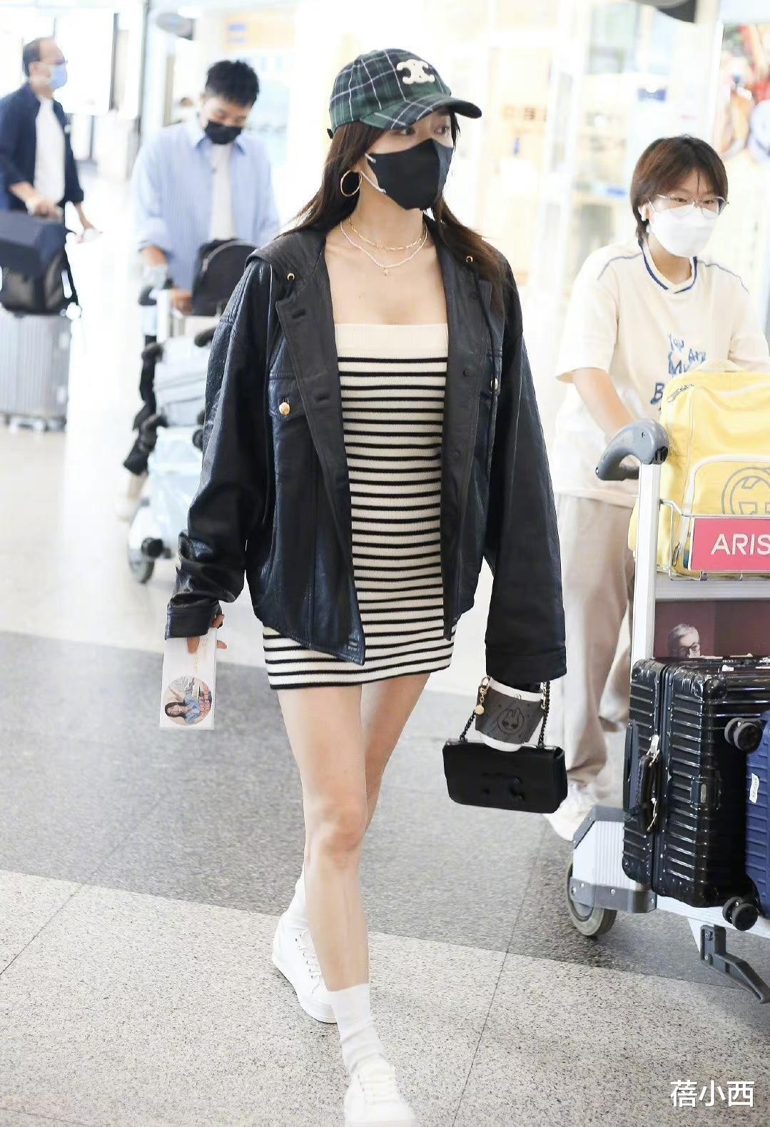 秦岚|“秦岚”的衣品开挂了，穿皮衣配连衣裙秀大长腿，真不是18岁吗？