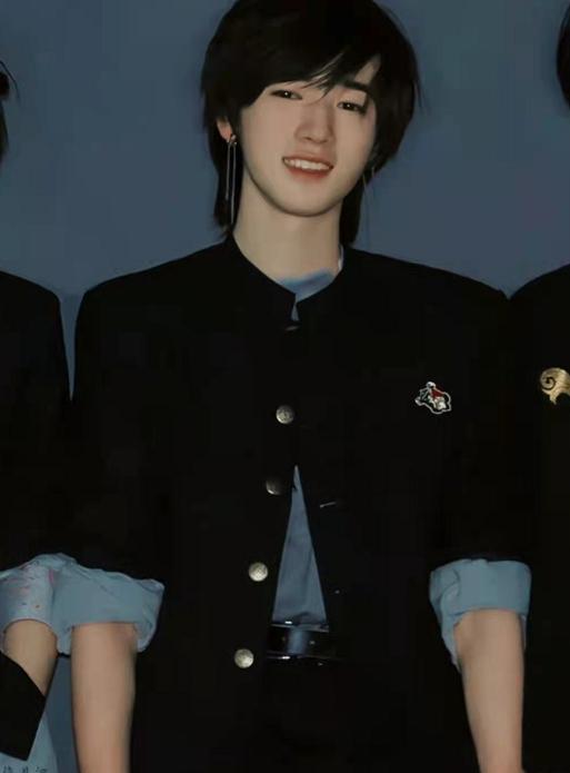 宋亚轩|宋亚轩关晓彤合作跳舞，动作亲密起争议，引粉丝不满