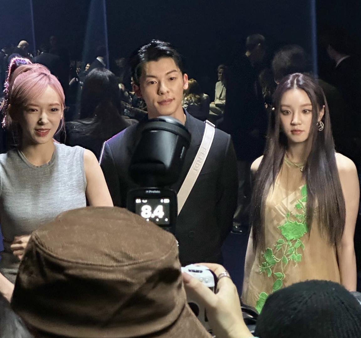|宋慧乔时装周刘海造型显老,同场的程潇和宋雨琦也穿得好奇怪