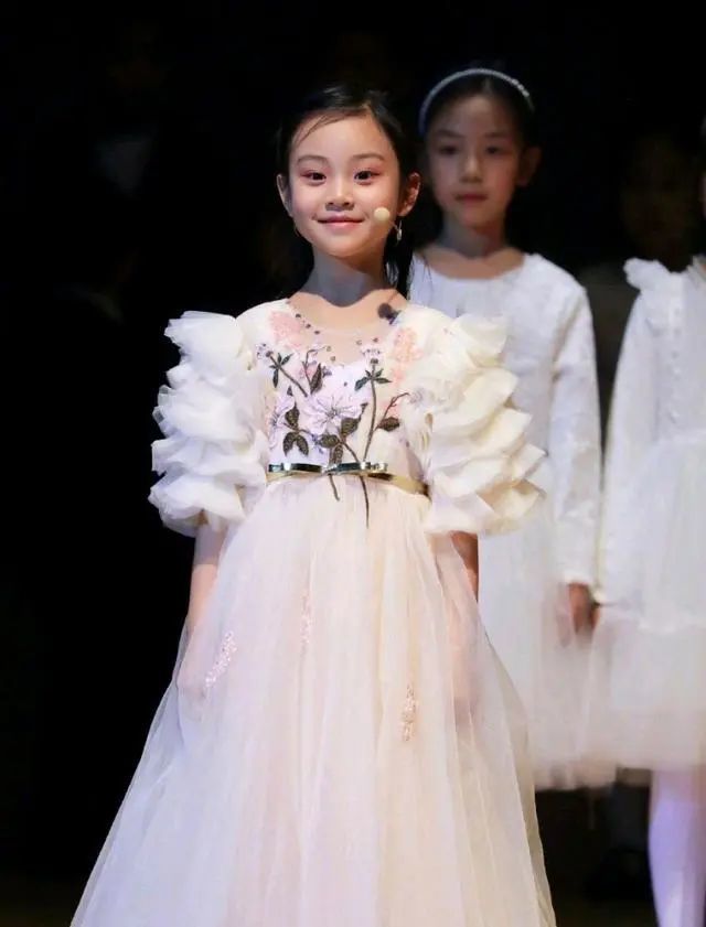 贾云馨|那些不起眼的星二代“整容”般长大！实现“弯道超车”了