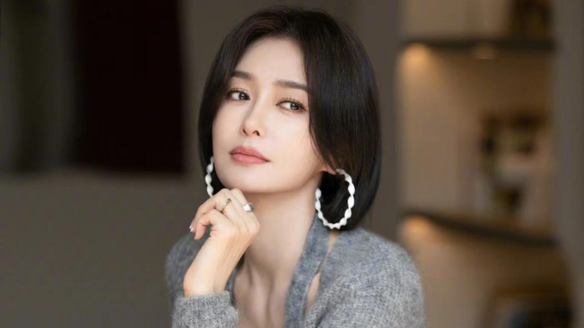 秦岚|秦岚身材瘦得刚好，灰色针织小衫配高腰牛仔裤，耳环快比脸都大了