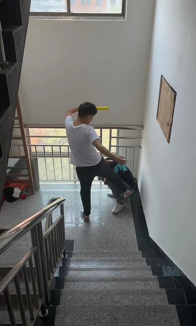 哥哥进工厂后发现都是男工人,怒踹弟弟:不是说有80个妹子吗?