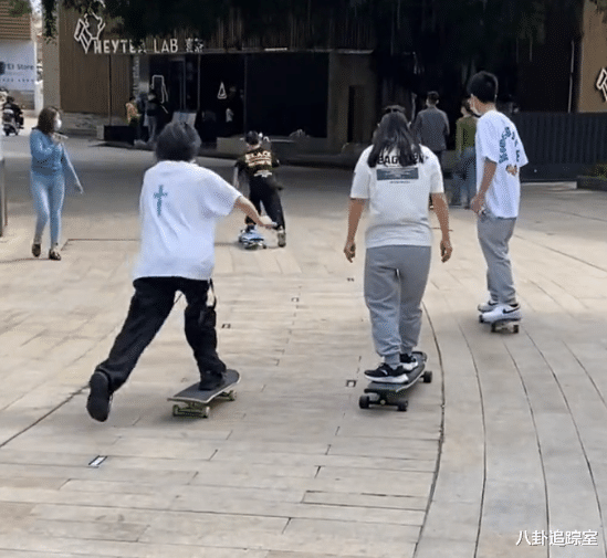 扎心|孙海洋玩滑板闯祸，撞碎公园花瓶被索赔130元，孙卓的反应太扎心