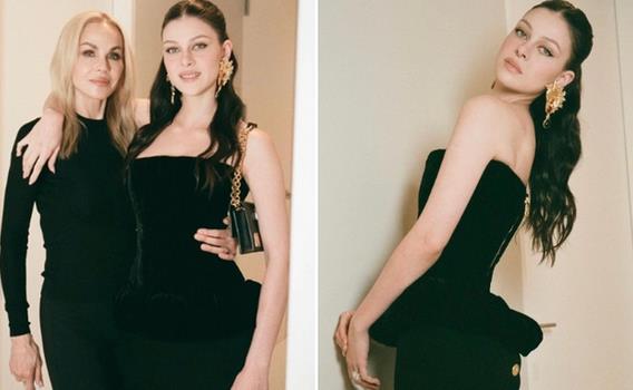 维多利亚·贝克汉姆|妮可拉晒与67岁妈妈合影！母女二人颜值气质很高贵，完全不输贝嫂