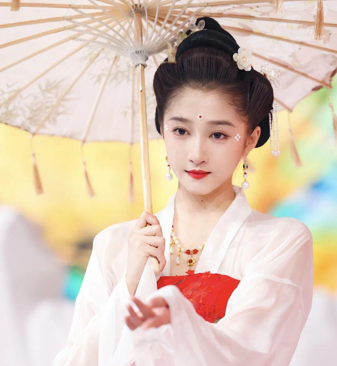 贾玲|《王牌对王牌7》又被吐槽：贾玲关晓彤狂看提词器，广告植入太多