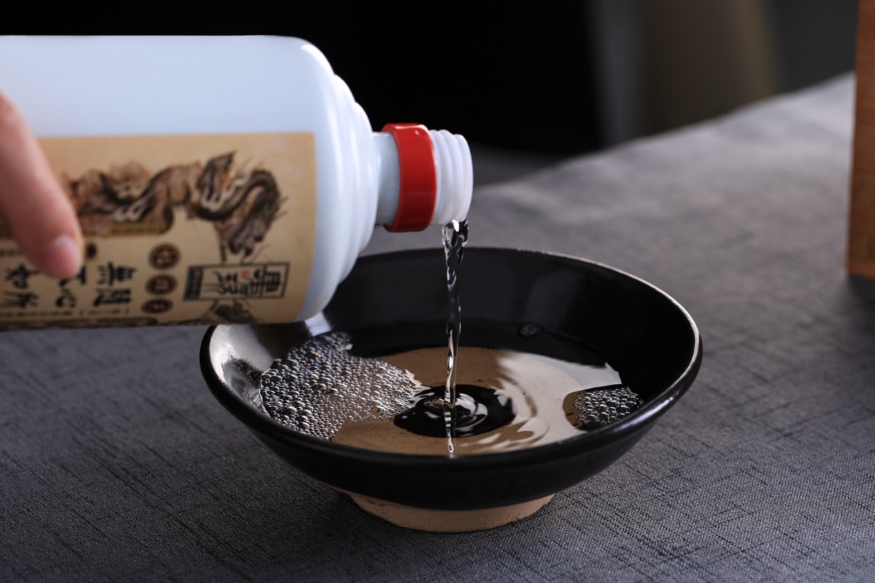 塞上卧龙图:白酒,只需饮,无需多问 - 三农资讯(主打网)